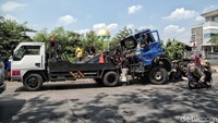 Truk tersebut langsung diderek agar tidak menimbulkan kemacetan di jalan tersebut.