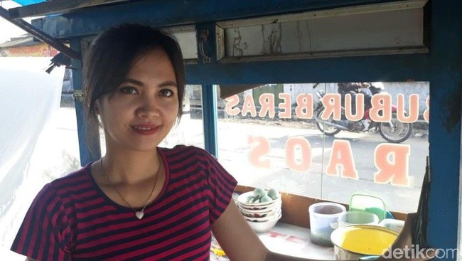 Sosok penjual bubur, Tati Rosmiati mendadak jadi viral di media sosial. Banyak yang menyebutnya sebagai wanita cantik. Wanita berusia 27 tahun ini pun berasal dari Majalaya. Tanti mengaku, tidak menyangka jika aktivitas berjualan buburnya ada yang merekam dan viral di medsos. Foto: Istimewa
