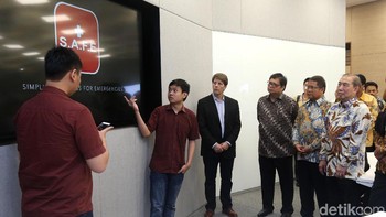 Dalam presentasi murid-murid akademi, Menteri Rudiantara dan Menteri Airlangga Hartarto tampak serius meperhatikan. (Foto: detikINET/Ari Saputra, Teks: Muhamad Imron Rosyadi)