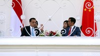 Jokowi dan Li berbincang akrab di beranda Istana yang menghadap ke Kebun Raya Bogor.