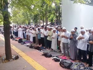 Sidang Putusan Gugatan HTI, Massa Salat Berjemaah di Depan PTUN