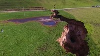 Kemunculan lubang menganga ini menarik perhatian para pakar gunung api di Selandia Baru. Bagian dalam lubang menganga ini diyakini merupakan lapisan bebatuan dari 60 ribu tahun lalu. Foto: AFP/TVNZ