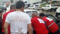 Organisasi kemanusiaan, Organisasi Bulan Sabit Merah Turki, mengerahkan personelnya untuk membantu warga yang terdampak banjir bandang. Foto: Turkish Red Crescent Ankara via Twitter/@TurkKizilayi