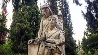 Selain indah, pemakaman ini juga tak lepas dari cerita mistis. Menurut kepercayaan warga setempat, First Cemetery of Athens dihantui oleh Nikolas Batsaris. Batsaris adalah pembawa karangan bunga yang bekerja di First Cemetery of Athens hingga akhir hayatnya (heather_hermit/Instagram)