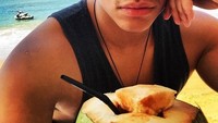 Bikin salah fokus, Pangeran Mateen sedang memegang es kelapa muda di hadapannya. Slurpp! Foto: Instagram tmski