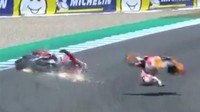 Duo rider Ducati itu terseret ke gravel dan gagal melanjutkan balapan (screencapture BTSport)