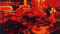 Di meja makannya ada lilin panjang yang membuat suasana makin magis dan seram. Foto: vampire cafe Ginza