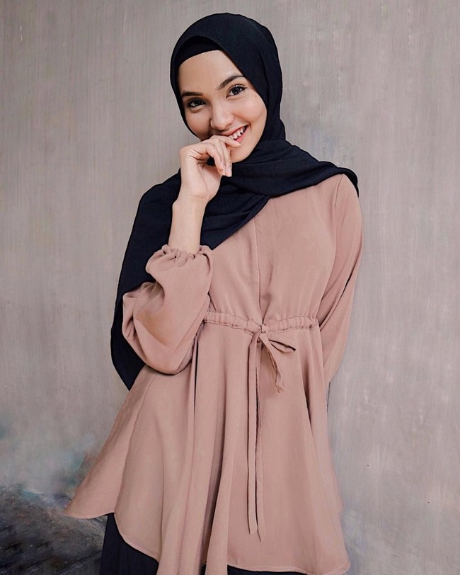 Tersenyum manis menghadap kamera juga bisa meraih perhatian para pengguna Instagram. Letakkan tangan menutup bibir dengan sedikit malu-malu agar terlihat lebih manis. Foto: Instagram Fita Wulansari