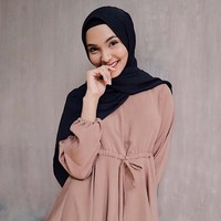 Tersenyum manis menghadap kamera juga bisa meraih perhatian para pengguna Instagram. Letakkan tangan menutup bibir dengan sedikit malu-malu agar terlihat lebih manis. Foto: Instagram Fita Wulansari