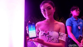 Samsung turut membekali Galaxy A6 dengan baterai 3.000 mAh. Untuk Galaxy A6+ punya baterai berkapasitas 3.500 mAh. Foto: detikINET/Adi Fida Rahman