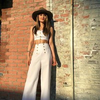 Bergaya formal namun tetap seksi, itulah penampilan Cinta Laura dalam balutan crop top dan celana berpotongan lebar ini. Bintang film 24 tahun itu menambahkan topi pada penampilannya dibalut brand Mumu. Foto: Dok. Instagram Cinta Laura