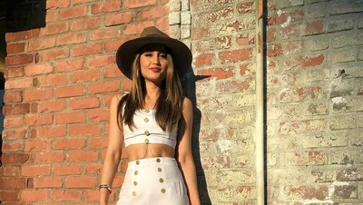 9 Gaya Cinta Laura yang Bikin Gagal Fokus, Kondangan hingga Pamer Perut