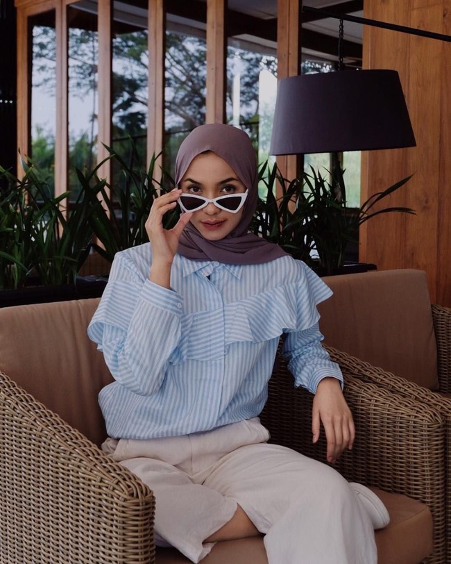 Gaya berikutnya yang cukup mudah yaitu gaya membuka kaca mata hitam. Buka sedikit saja kaca mata hitammu dan tatap kamera dengan penuh percaya diri. Foto: Instagram Fita Wulansari