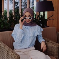 Gaya berikutnya yang cukup mudah yaitu gaya membuka kaca mata hitam. Buka sedikit saja kaca mata hitammu dan tatap kamera dengan penuh percaya diri. Foto: Instagram Fita Wulansari