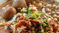 Di Banjarmasin tampilan buburnya seperti ini. Bubur hangat dengan paduan ayam dan topping lainnya disiram dengan kuah kuning kecokelatan panas-panas. Enak disantap dengan sate telur puyuh. Foto: Instagram @ocfoodiary