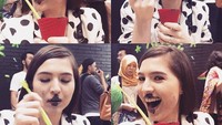 Meskipun makan es krim berwarna hitam sambil belepotan tapi tetap saja cantik ya? Foto: Instagram @oliviajensen
