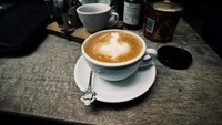 Pria setinggi 1,7 meter ini juga doya ngopi. Foto secangkir latte ini ia beri keterangan, Daily dosage. Foto: Instagram tmski
