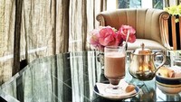 Kalau yang ini kira-kira sedang ada dimana ya? Di siang hari Olivia terlihat sedang menikmati minuman hangat. Susu cokelat atau teh ya? Foto: Instagram @oliviajensen