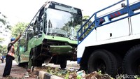 Humas PT TransJakarta, Wibowo, mengatakan tidak ada penumpang yang terluka dari kecelakaan ini. Dia mengatakan pihaknya masih mengumpulkan informasi soal penyebab kecelakaan. Penumpang di dalam bus Mayasari Bakti tersebut langsung dipindahkan ke bus lain.