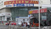 Terbang ke Urumqi dari Jakarta paling cepat 13 jam, transit di Guangzhou. Tapi di Urumqi wara-wiri gampang, tinggal naik BRT seperti TransJakarta (Fitraya/detikTravel)