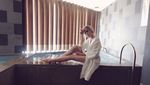 Penampilan Seksi Cinta Laura, Jessica Iskandar Pose Pakai Bathrobe