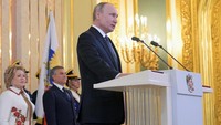 Ini adalah tugas saya dan tujuan hidup saya untuk melakukan segala yang mungkin bagi Rusia, untuk saat ini dan untuk masa depan, ujar Putin dalam seremoni pengambilan sumpah jabatannya. Foto: Sputnik/Aleksey Druzhinin/Kremlin via REUTERS