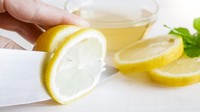 Wangi dari buah-buahan sitrus seperti lemon dan jeruk nipis bisa bantu usir stres dan kecemasan. Selain menggunakan wewangian atau minyak aroma terapi, kamu juga menghirupnya langsung dari buahnya.  (Foto: Thinkstock)
