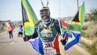 Tidak hanya Eropa dan Amerika, Afrika Selatan juga ikut serta menyelenggarakan perlombaan tersebut di Pretoria. Wings For Life World Run ini merupakan suatu gerakan untuk mengumpulkan donasi bagi penyembuhan para penderita cedera tulang belakang atau dikenal juga Spinal Cord Injury. Red Bull Media House/ via Reuters.