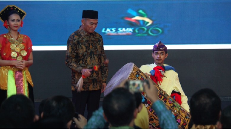 Mendikbud Resmikan Puncak Acara Peringatan Hardiknas di Lombok Mendikbud Resmikan Puncak Acara Peringatan Hardiknas di Lombok