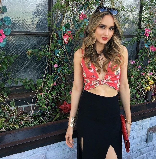 Crop top bunga dan rok berbelahan tinggi di paha membuat Cinta Laura semakin terlihat memesona saat berpose di suatu musim panas di California. Foto: Dok. Instagram Cinta Laura