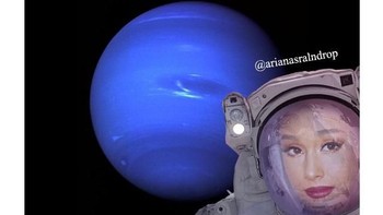 Tuh kan, dia sudah selfie sambil melayang di depan Neptunus. Foto: Twitter