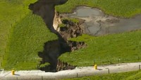 Pakar vulkanologi Brad Scott menyatakan bahwa peternakan yang menjadi lokasi munculnya lubang mengangga ini membentang di atas kawah gunung api yang sudah lama tidak aktif. Foto: RNZ/YouTube