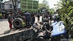 Truk Nyemplung Selokan di Cilincing
