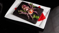 Nah, penasaran dengan tampilan makanannya? Ini salah satu makanan andalan yang bisa dicicip di Vampire Cafe. Bentuknya laba-laba besar bermata merah. Foto: vampire cafe Ginza