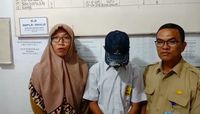 Kepsek SMPLB Bukesra Banda Aceh Maya Sari (kiri) mengklarifikasi soal penampilan pantomim gerakan salat siswanya.