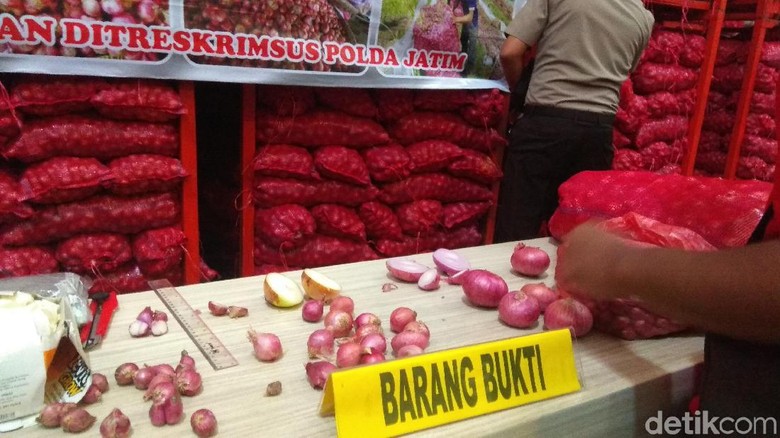 Polisi Ungkap Penyelundupan Bawang Merah Palsu di Surabaya Polisi Ungkap Penyelundupan Bawang Merah Palsu di Surabaya