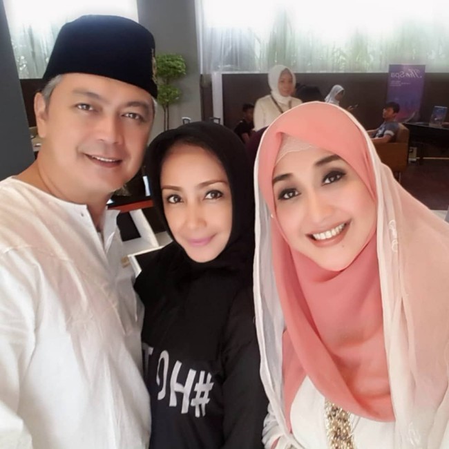 Paramitha Rusady kembali tampil feminin dengan hijab sifon bernuansa peach. Ia membuat layer pada hijabnya dengan pashmina berwarna putih. Foto: Instagram Paramitha Rusady