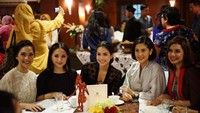 Bersama rekan artis lainnya, Gita terlihat elegan ketika menghadiri acara makan malam ketika merayakan film Kartini. Foto: Instagram @gitagut