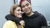 Meskipun kini tengah menghadapi berbagai masalah, Billy dan Hilda tetap tersenyum. Pool/Palevi S/detikFoto.