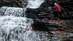 Foto: Api Abadi di Balik Air Terjun