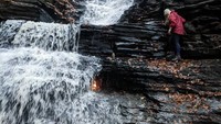 Banyak traveler yang berkunjung kemari. Daerah sekitar air terjun ini memang bisa dipanjat, tapi tetap harus berhati-hati (babersprout/Instagram)