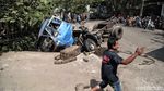 Truk Nyemplung Selokan di Cilincing