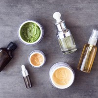 Pada era 1990-an, produk-produk perawatan jerawat mulai bervariasi. Mulai dari krim, gel, scrub hingga sabun muka anti jerawat. Hadir pula plester pengangkat komedo dan makeup yang diklaim mengandung bahan aktif untuk mengobati jerawat.  Foto: Thinkstock