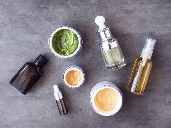 Pada era 1990-an, produk-produk perawatan jerawat mulai bervariasi. Mulai dari krim, gel, scrub hingga sabun muka anti jerawat. Hadir pula plester pengangkat komedo dan makeup yang diklaim mengandung bahan aktif untuk mengobati jerawat.  Foto: Thinkstock