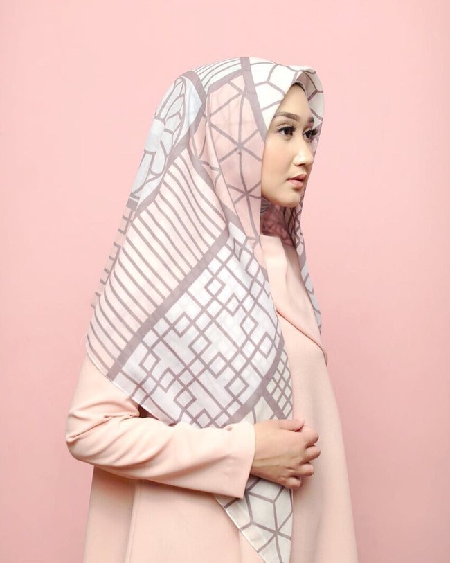 Koleksi pertama yang diluncurkan adalah scarf motf. Tren scarf dengan digital printing ini masih disukai banyak hijabers Indonesia. Teknologi digital printing yang semakin mudah ditemukan di Indonesia membuat para desainer semakin bereksplorasi. Foto: Instagram/Pelangiasmara.id
