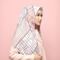 Koleksi pertama yang diluncurkan adalah scarf motf. Tren scarf dengan digital printing ini masih disukai banyak hijabers Indonesia. Teknologi digital printing yang semakin mudah ditemukan di Indonesia membuat para desainer semakin bereksplorasi. Foto: Instagram/Pelangiasmara.id