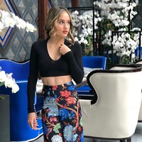 Rajin olahraga dan menjaga pola makan, tak heran jika Cinta Laura memiliki tubuh indah yang kerap membuat pria gagal fokus saat dia memamerkan fotonya di media sosialnya. Seperti di foto ini, aktris yang lulus dengan gelar cum laude dari Universitas Columbia, Amerika Serikat itu, bergaya memakai crop top hitam yang membuat perut rampingnya terpampang nyata. Foto: Dok. Instagram Cinta Laura