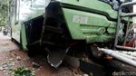 Foto-foto Bus TransJ Seruduk Pembatas Jalan di Simprug