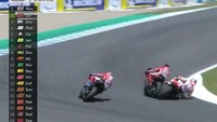 Namun di tikungan ke enam, Dovizioso melihat celah untuk menyalip Lorenzo dari sisi dalam.  Tapi karena masuk tikungan terlalu cepat, saat keluar Dovizioso melebar. Lorenzo mencoba memanfaatkan untuk merebut kembali posisinya dengan menyusul dari sisi dalam. (screencapture BTSport)