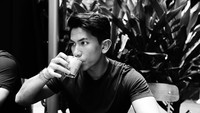 Parasnya yang ganteng dengan postur tubuh atletis membuat Pangeran Mateen digilai banyak wanita. Ini posenya saat menyesap kopi untuk singkirkan jet lag. Foto: Instagram tmski